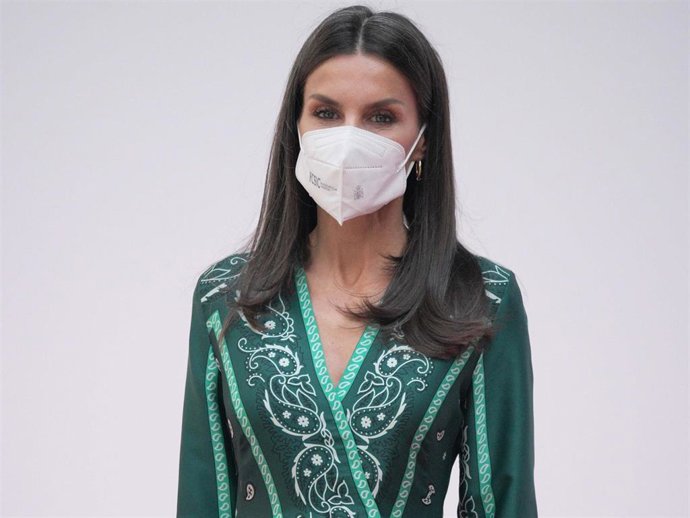 La Reina ha recuperado su favorecedor vestido verde de estampado pasley de Sandro Paris