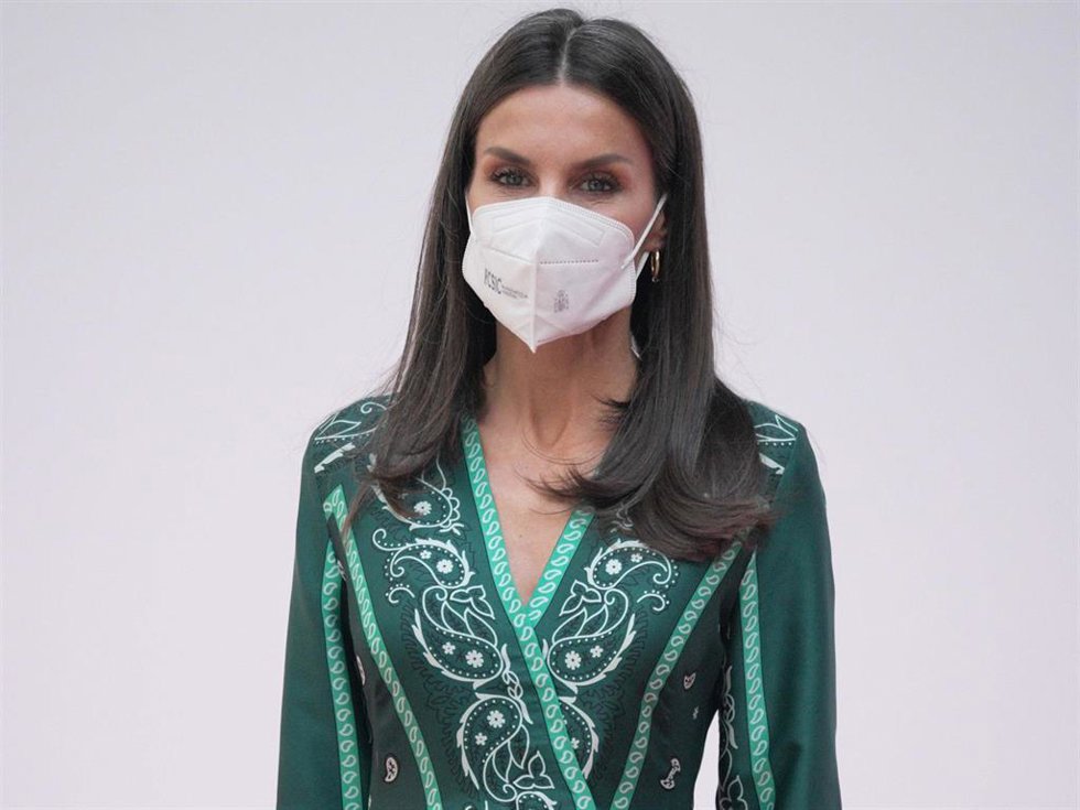 La Reina ha recuperado su favorecedor vestido verde de estampado pasley de Sandro Paris