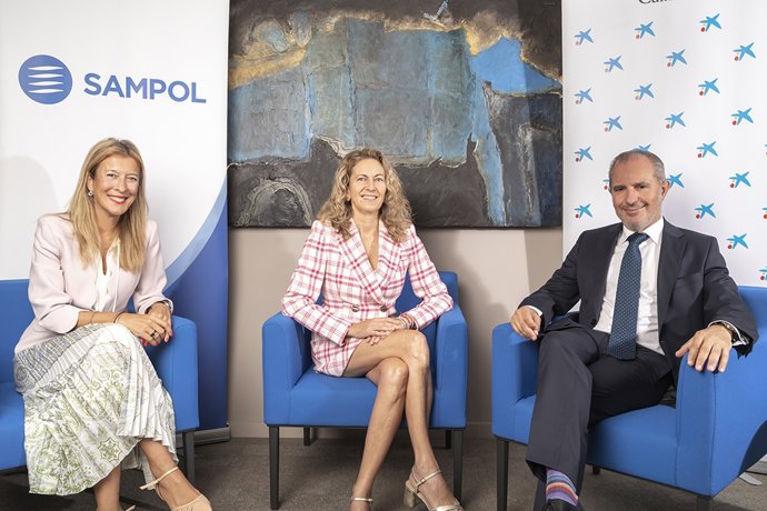 La directora territorial de CaixaBank en Baleares, María Cruz Rivera, junto a la CEO del Grupo Sampol, Carmen Sampol.
