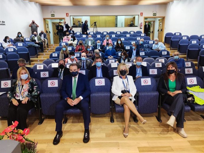 La delegada de la Junta en Soria, Yolanda de Gregorio (I), Fernández, Casado y Repollés (D) en una jornada sobre la Sanidad en el medio rural.