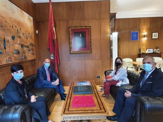 El alcalde de León, José Antonio Diez, junto al concejal de Régimen Interior, Movilidad y Deportes, Vicente Canuria, han recibido la visita de la directora territorial de Unicaja Banco, Margarita Serna, acompañada de Ana.
