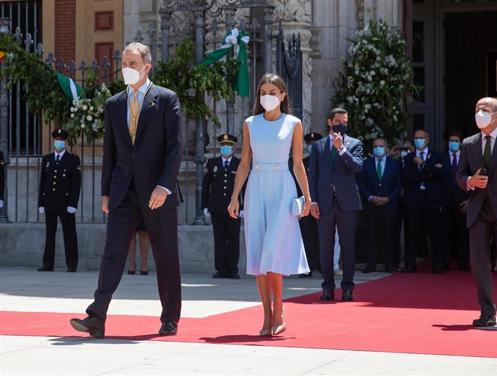 Archivo - Los Reyes Felipe y Letizia, en la explanada del Palacio de San Telmo después  del acto de la  entrega de la Medalla de Honor de Andalucía al Rey Felipe VI a 14 de junio del 2021, en Sevilla, Andalucía