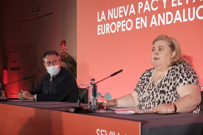 Archivo - El secretario general del PSOE-A, Juan Espadas, este martes en unas jornadas sobre la PAC junto a la eurodiputada socialista Clara Aguilera.