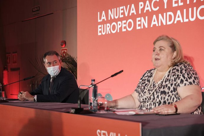 Archivo - El secretario general del PSOE-A, Juan Espadas, este martes en unas jornadas sobre la PAC junto a la eurodiputada socialista Clara Aguilera.