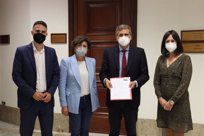 El PSOE registra en el Congreso la petición de ayudas para los afectados por el incendio de Sierra Bermeja.