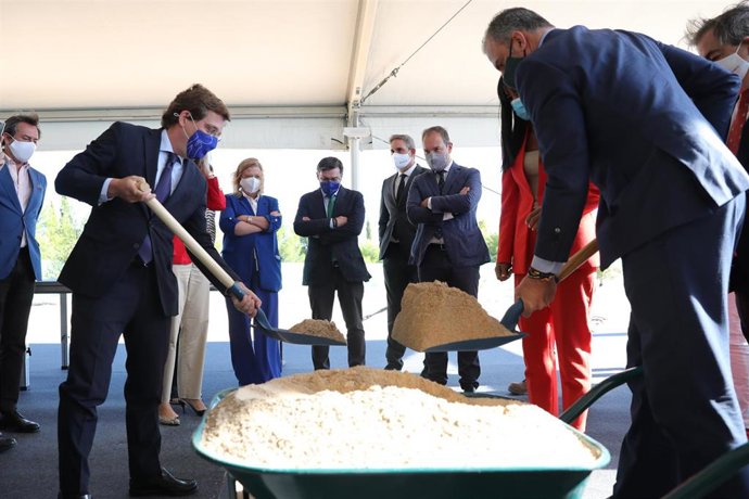 El alcalde de Madrid, José Luis Martínez-Almeida (i), y el secretario general de Vox, Javier Ortega Smith, sostienen una pala con arena en el acto de colocación de la primera piedra de las obras de urbanización del desarrollo urbanístico de Valdecarros