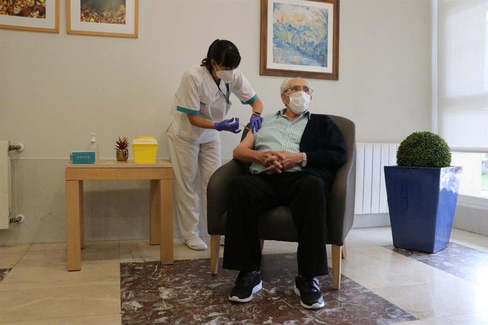 Un usuario de residencia Caser de Irun recibe la tercera dosis.