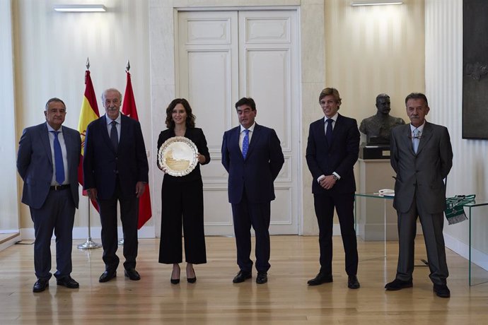 Isabel Díaz Ayuso recibe el premio concedido por el V Tornel del Fútbol Cadete Vicente del Bosque