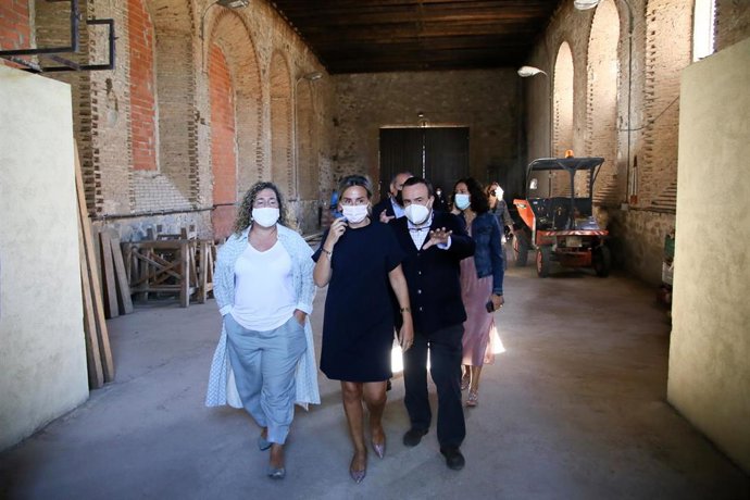La alcaldesa de Toledo, Milagros Tolón, durante su visita al cementerio