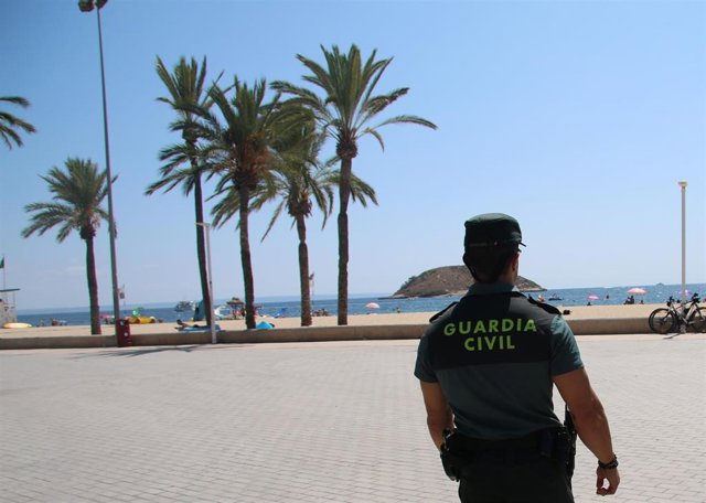 Archivo - Un agente de la Guardia Civil en una zona de playa.