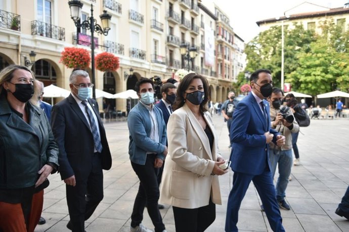 La presidenta del Gobierno, Concha Andreu, antes de entrar a La Redonda