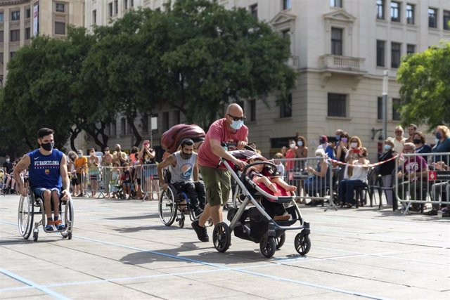 Archivo - Varios participantes compiten en una Carrera Infantil Adaptada en las fiestas de Sant Roc, en Barcelona.