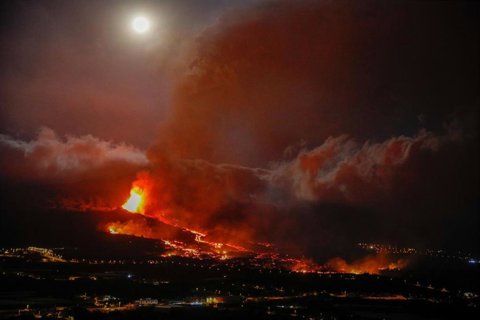 Una boca eruptiva expulsa lava y piroclastos en la zona de Los Llanos.
