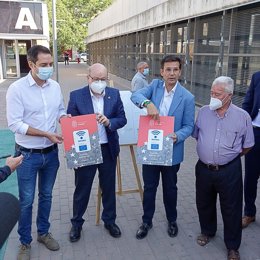 Granada pone a disposición de los ciudadanos una red de 73 puntos de acceso wifi gratuitos que ha sido presentada por el alcalde, Francisco Cuenca, y el CEO de InnovaSur, Juan José Prieto.