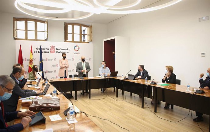 La presidenta Chivite saluda a las y los miembros del consejo asesor.