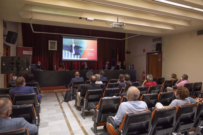La Universidad de Murcia (UMU) y La 7 TV Región de Murcia presentan una nueva propuesta divulgativa: LaboratoriUM, un programa televisivo que cada miércoles, a las 22.15 horas, acercará la ciencia a los telespectadores