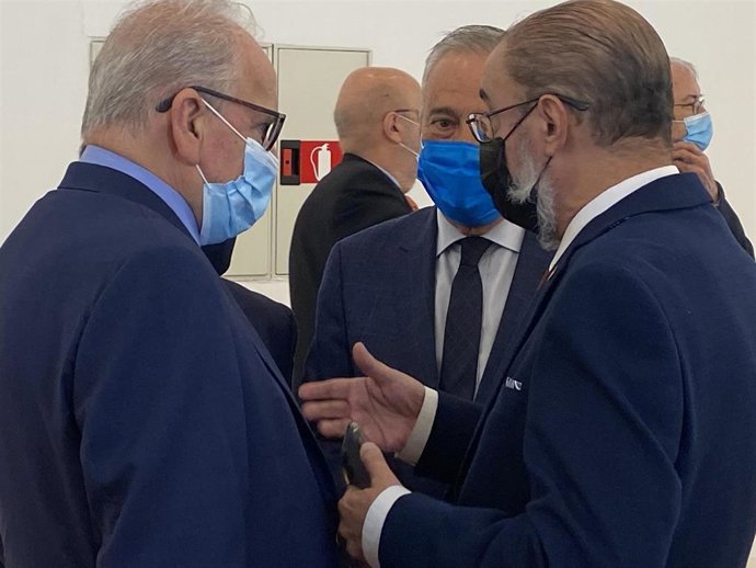 El exvicepresidente del Gobierno de España, Alfonso Guerra, el presidente del Gobierno de Aragón, Javier Lambán, y el presidente de las Cortes de Aragón, Javier Sada.