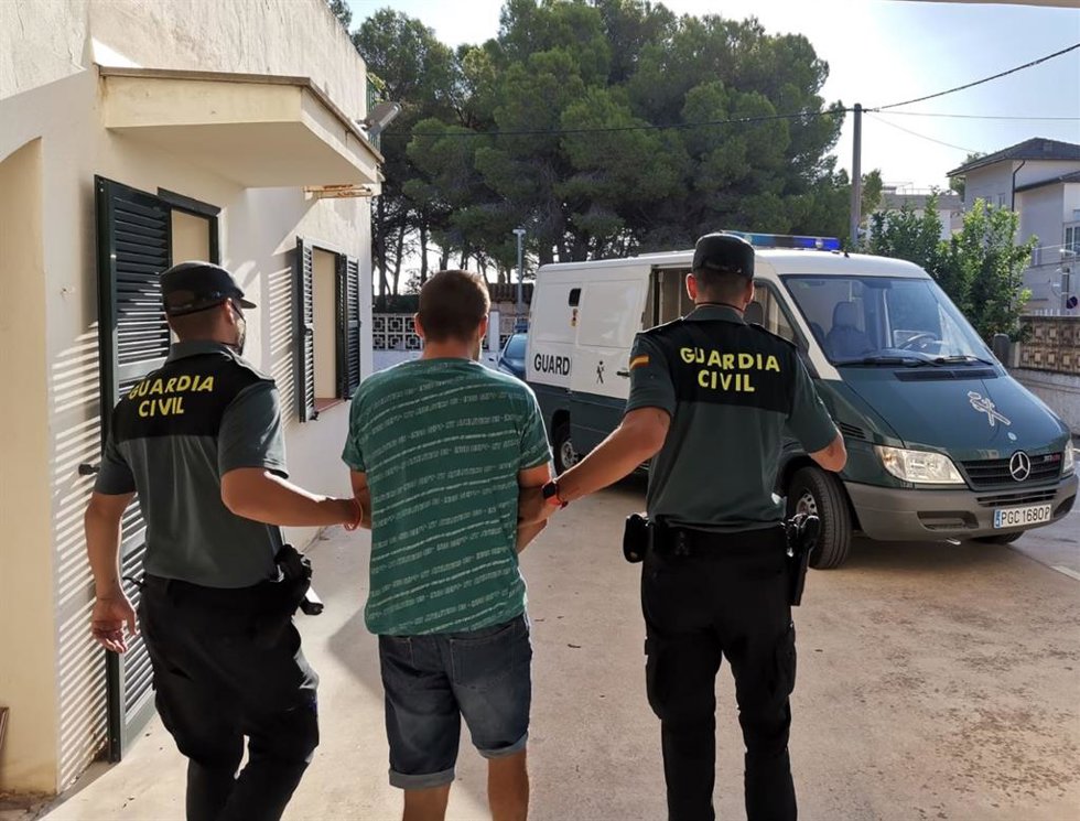 Detienen a un hombre por agredir con un machete al encargado de un taller en Muro.