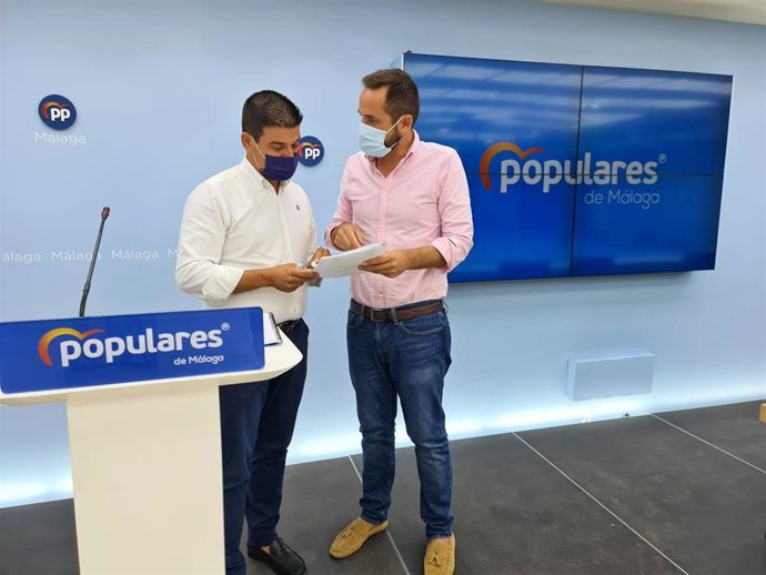 El vicesecretario de Política Municipal del PP de Málaga, Cristóbal Ortega, y el vicesecretario de Oficina Parlamentaria, Luis Verde, en rueda de prensa