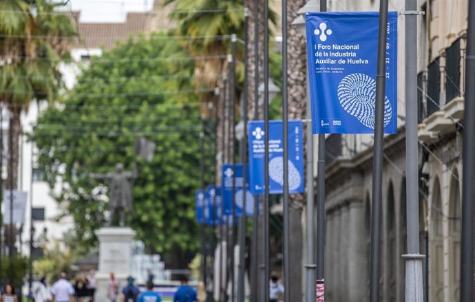 Banderolas anunciando el evento en una calle del centro de Huelva.