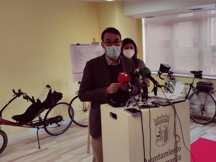 El concejal de Juventud, Ángel Fernández Silva, y la edil de Medio Ambiente, Myriam Rodríguez, informan a los medios de comunicación sobre las nuevas iniciativas de movilidad
