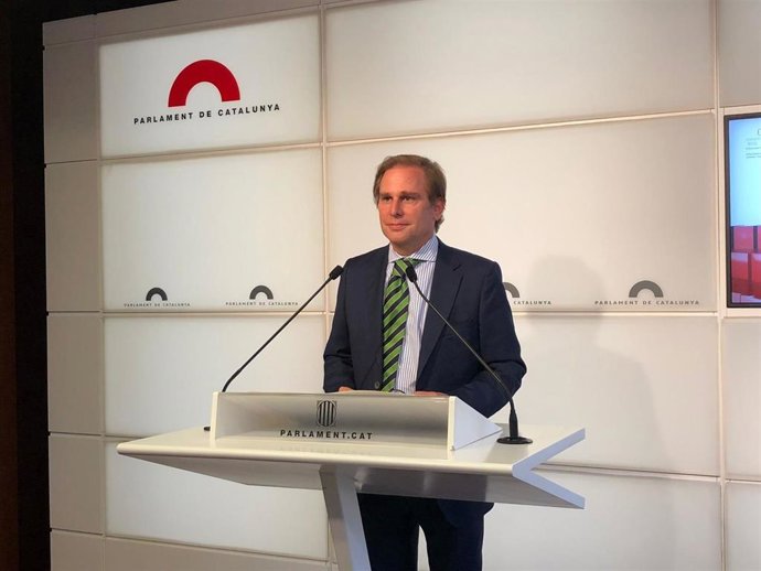 El portavoz de Vox en el Parlament, Joan Garriga, en rueda de prensa el 21 de septiembre de 2021 en la Cámara catalana.