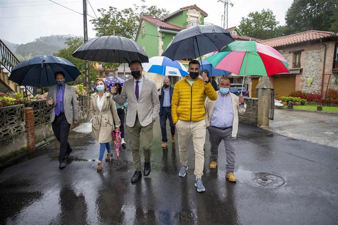 Los consejeros de Medio Ambiente, Guillermo Blanco, y de Obras Públicas, José Luis Gochicoa, inauguran la mejora del saneamiento de La Penilla