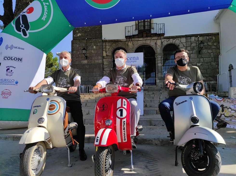 El delegado de Turismo de la Junta, Ángel Pimentel, entre el alcalde de Lucena, Juan Pérez (izda.), y el de Iznájar, en la presentación de la X Ruta Vespa Subbética.