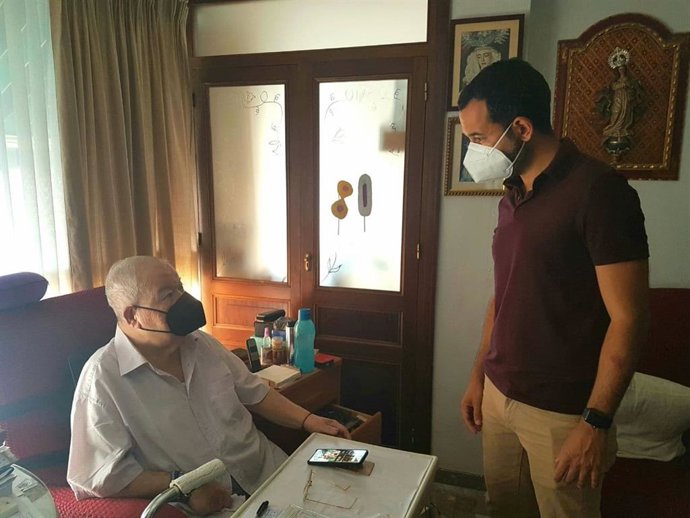 Rojas, hablando con un vecino