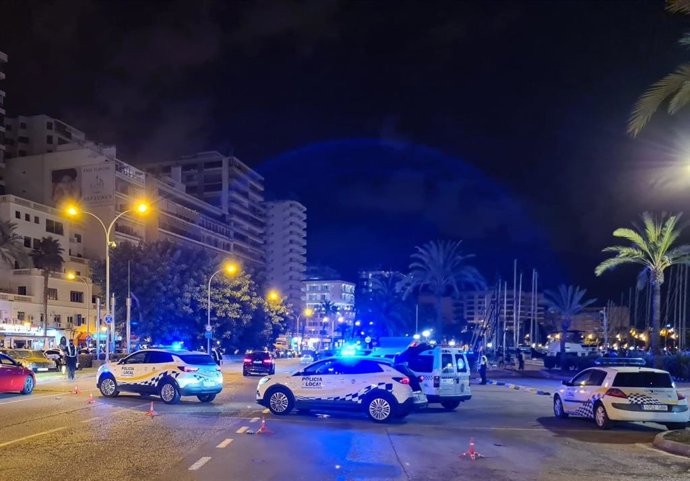 La Policía Local de Palma, durante los controles propios del dispositivo antibotellón de fin de semana.