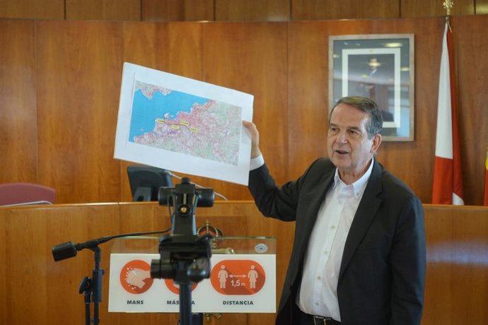 El alcalde de Vigo, Abel Caballero, muestra un plano de la ciudad con el trazado del tren a Bouzas.