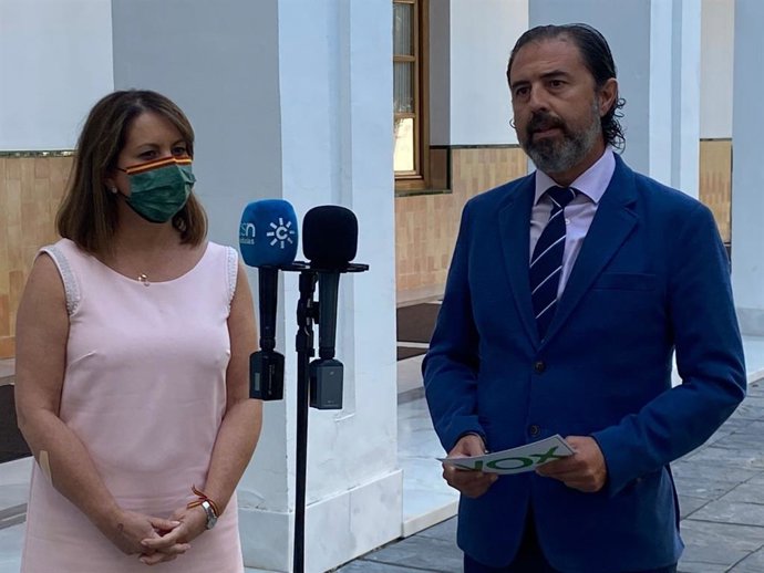 Los diputados autonómicos de Vox Ángela Mulas y Benito Morillo, este martes en el Parlamento andaluz.