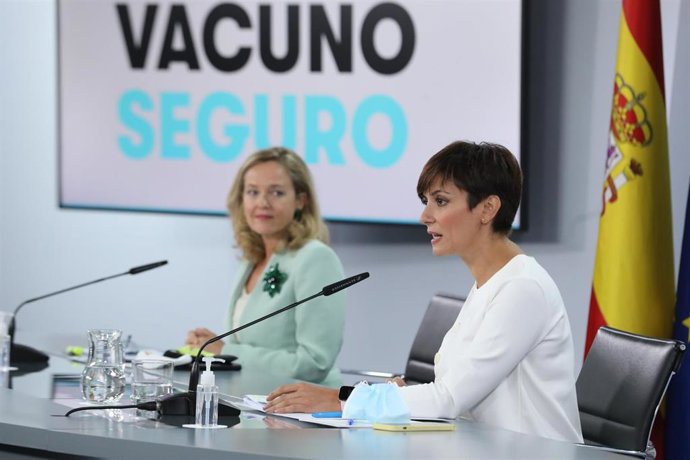La vicepresidenta primera y ministra de Asuntos Económicos y Transformación Digital, Nadia Calviño (i), y la ministra Portavoz, Isabel Rodríguez, en una rueda de prensa posterior a la reunión del Consejo de Ministros. a 21 de septiembre de 2021, en Madr