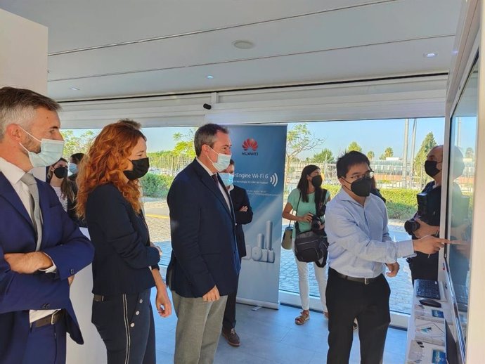 El alcalde de Sevilla, Juan Espadas, durante la visita a las instalaciones del centro de demostraciones de Huawei.