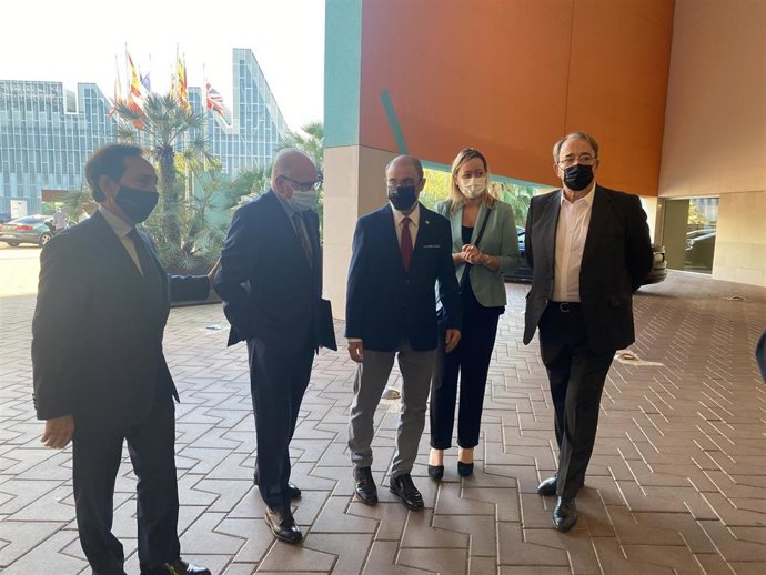 El exvicepresidente del Gobierno de España, Alfonso Guerra; el presidente de Aragón, Javier Lambán; los consejeros de Hacienda y Economía, Carlos Pérez Anadón y Marta Gastón, y el presidente de ADEA, Salvador Arenere.