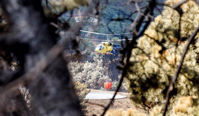 Helicóptero contra incendio en la zonas quemadas por el incendio de Sierra Bermeja, en el área de Puerto de Peñas Blancas a 14 de septiembre 2021 en Estepona (Málaga) Andalucía