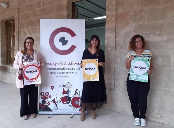 La vicepresidenta y consellera de Cultura, Patrimonio y Política Lingüística, Bel Busquets, y la directora de la Fundación Mallorca Literaria, Carme Castells.