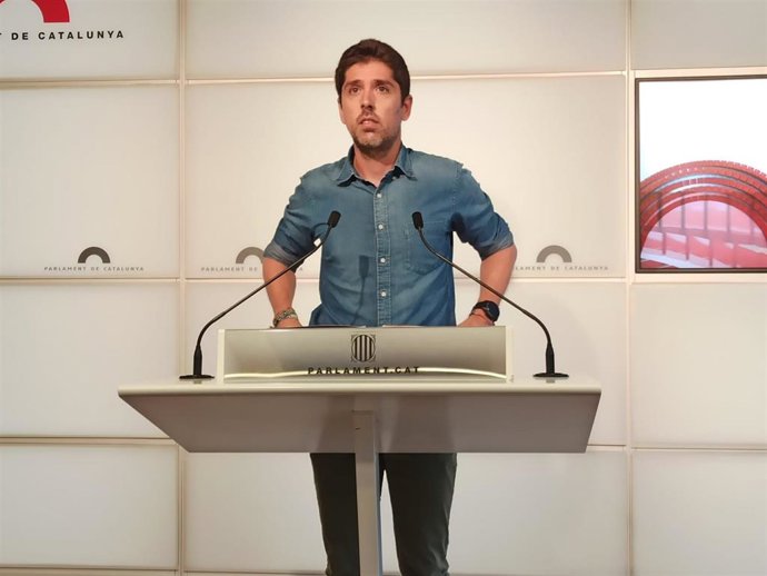 David Cid (comuns) en rueda de prensa en el Parlament.