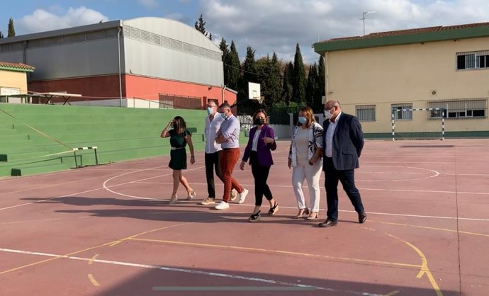 La delegada del Gobierno andaluz en Málaga, Patricia Navarro, visita el IES Trayamar de Algarrobo.