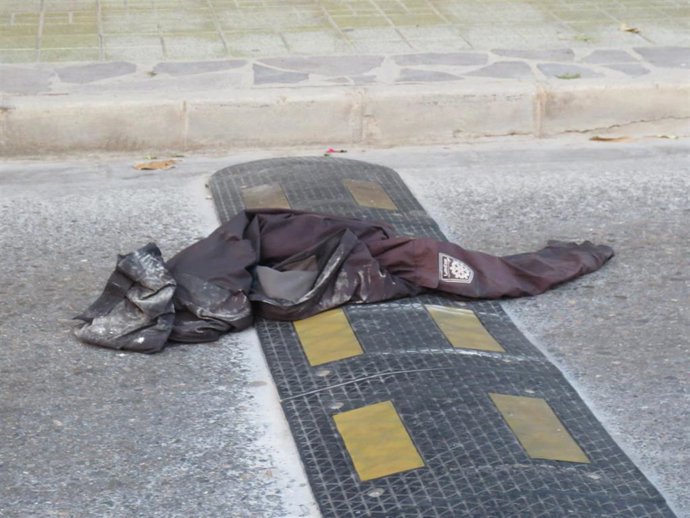 Archivo - Imagen de archivo de una chaqueta de uno de los migrantes de origen subsahariano, después de haber saltado la valla con Marruecos, el pasado 22 de julio