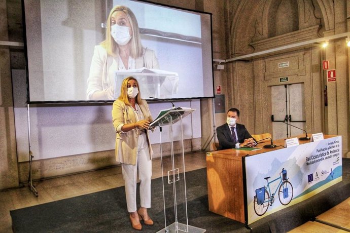 La consejera de Fomento, Infraestructuras y Ordenación del Territorio, Marifrán Carazo, en la primera Jornada Técnica de Planificación y Gestión de la Red Cicloturística de Andalucía.