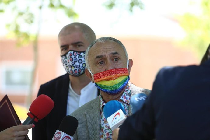 Archivo - El secretario general de UGT, Pepe Álvarez (en primer plano), y el secretario general de CCOO, Unai Sordo