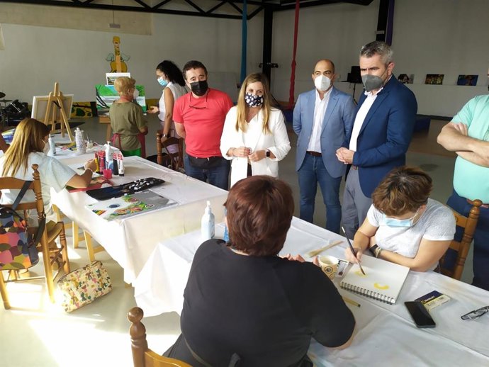 La presidenta de la Diputación de Cádiz, Irene García, junto con el alcalde de Benalup-Casas Viejas, Antonio Cepero, durante la visita al edificio multifuncional que alberga el Centro Cultural La Veleta.