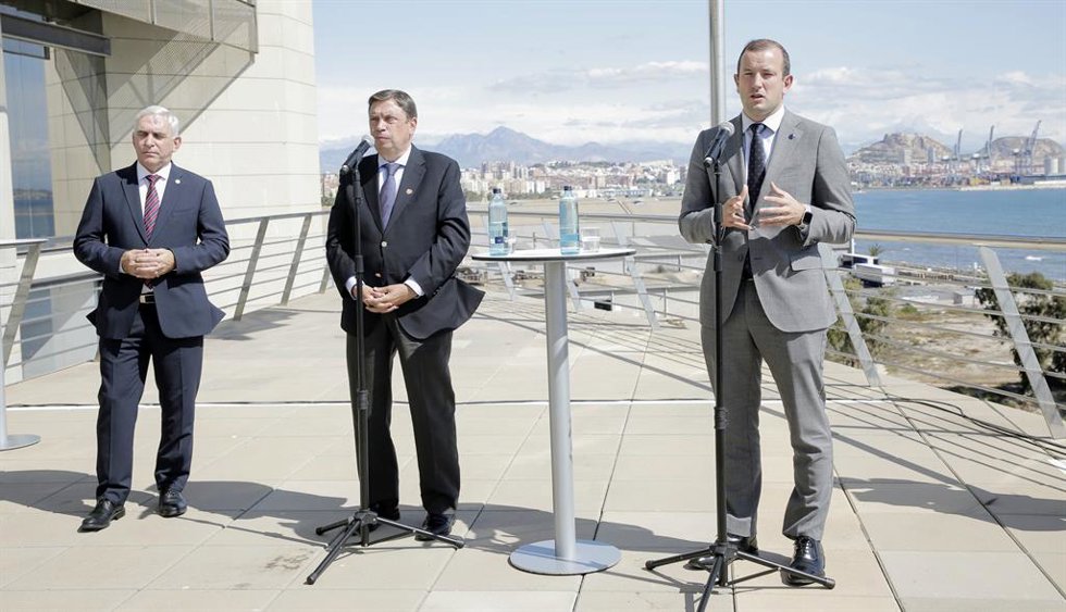 El ministro de Agricultura, Pesca y Alimentación, Luis Planas (2i)  y  el comisario europeo para Medio Ambiente, Océanos y Pesca, Virginijus Sinkevicius (3i), ofrecen una rueda de prensa, después de su reunión con representantes de instituciones científ