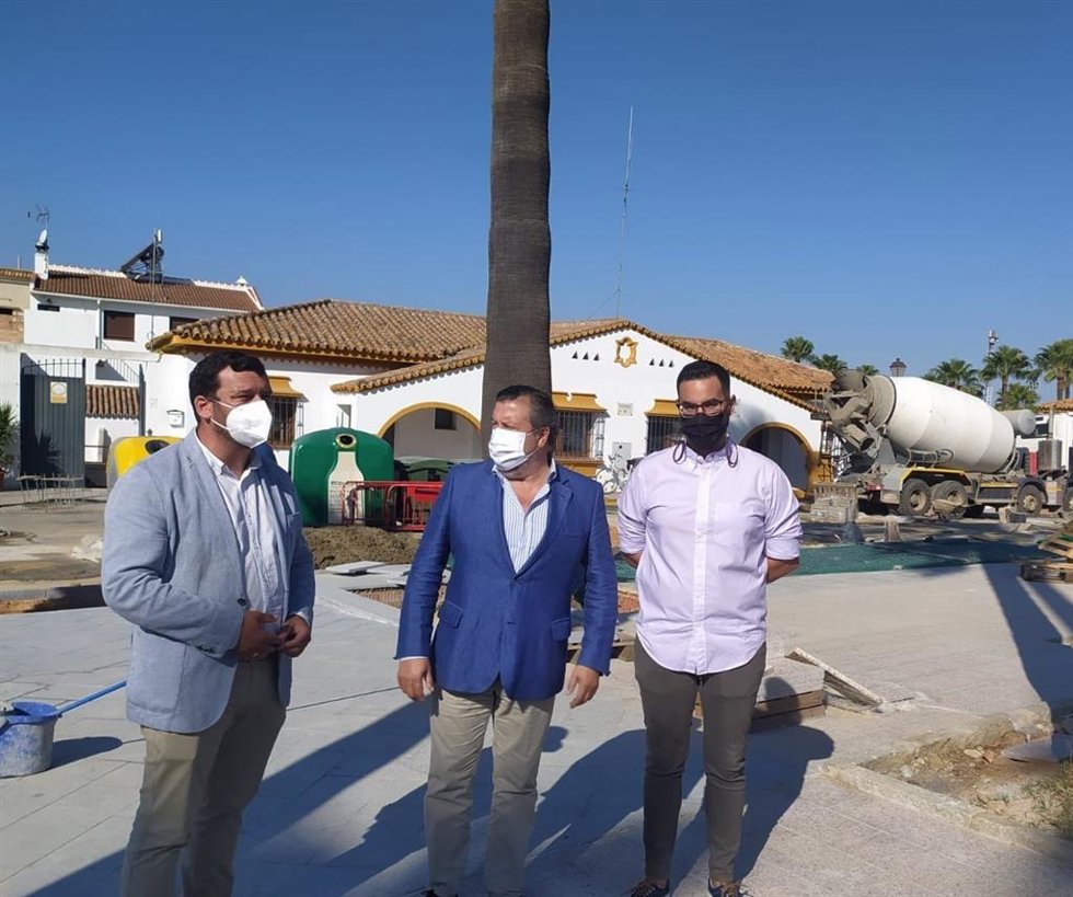 El delegado territorial de Regeneración, Justicia y Administración Local en Huelva, Alfredo Martín, en Rociana del Condado.