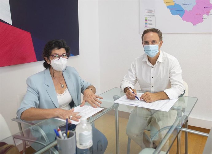 El diputado de Bienestar Social de la Diputación de Cádiz, David de la Encina, durante el encuentro con María de los Ángeles Contreras, presidenta de AFA La Merced, de Jerez.