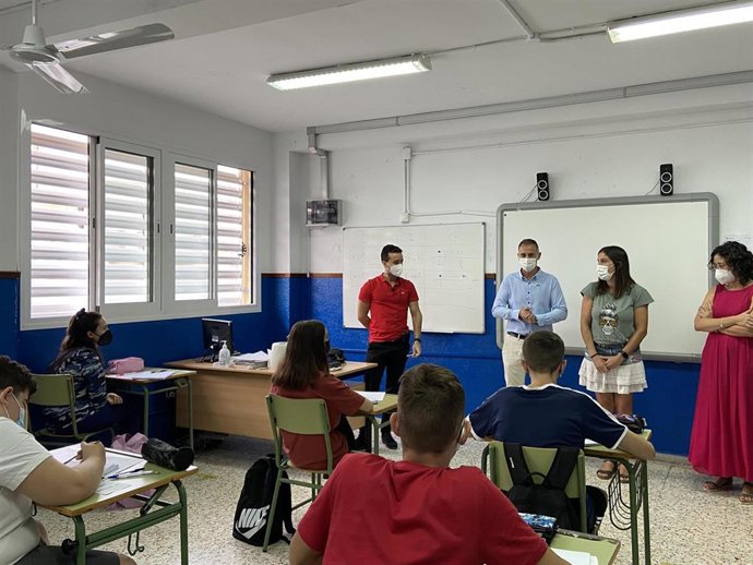 Jiménez en una de las aulas del IES Manuel Góngora en Tabernas (Almería)
