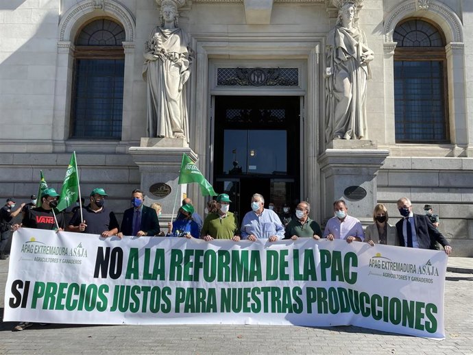 Pancarta dentro de la protesta de agricultores en Madrid