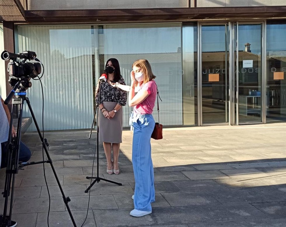 Joyera antiende a los medios ante el Juzgado de Priego de Córdoba