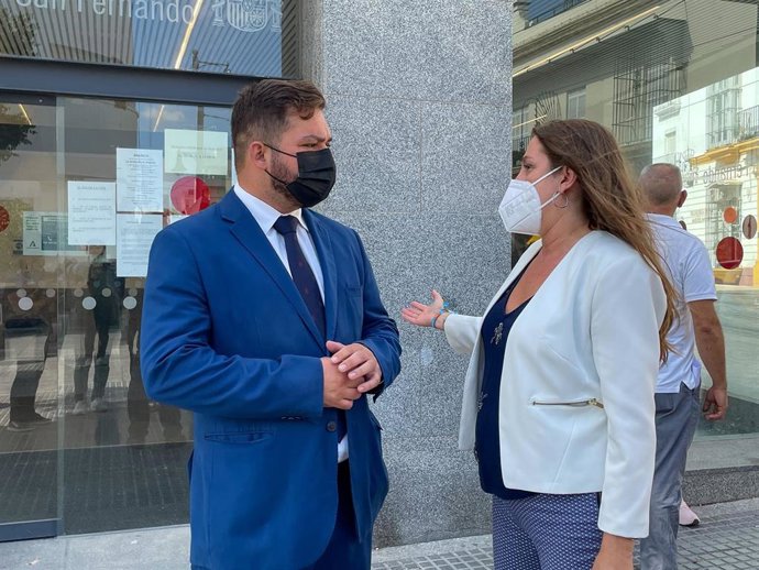 El delegado territorial de Regeneración, Justicia y Administración Local de la Junta en Cádiz, Miguel Rodríguez, durante su visita a los juzgados de San Fernando.